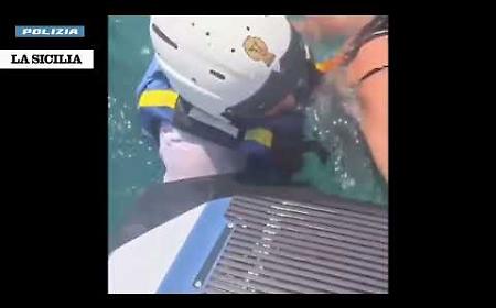 Trascinata dalla corrente nel mare dell'Acese resta tre ore alla deriva: poliziotti la salvano