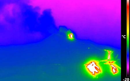 Nuova bocca eruttiva sull'Etna: si apre uno squarcio nella Valle del Bove, aeroporto ancora bloccato
