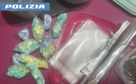 Arrestato 28enne a Catania: droga nascosta in plafoniera, sequestrati 75 grammi di cocaina e quasi 250 grammi di marijuana