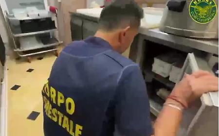 Controlli in un chiosco-panineria della Scogliera di Catania: sequestrati e distrutti 15 chili di carne non idonei al consumo