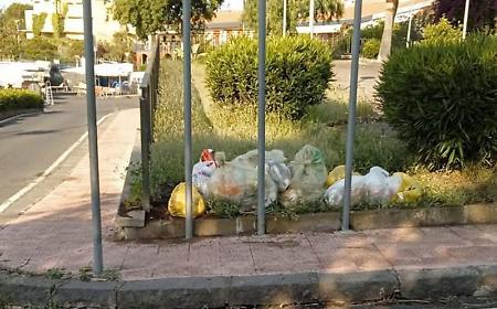 Rifiuti gettati per la strada, la letterina della figlia incastra pap&agrave; &ldquo;distratto&rdquo;