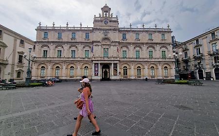 Catania, la citt&agrave; sotto cenere: &laquo;Prenotazioni in calo del 25%&raquo; e si teme un effetto panico dopo Ferragosto