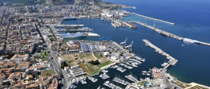 Porto di Palermo, scoperte due auto di lusso rubate e pronte a partire per Tunisi: due persone denunciate