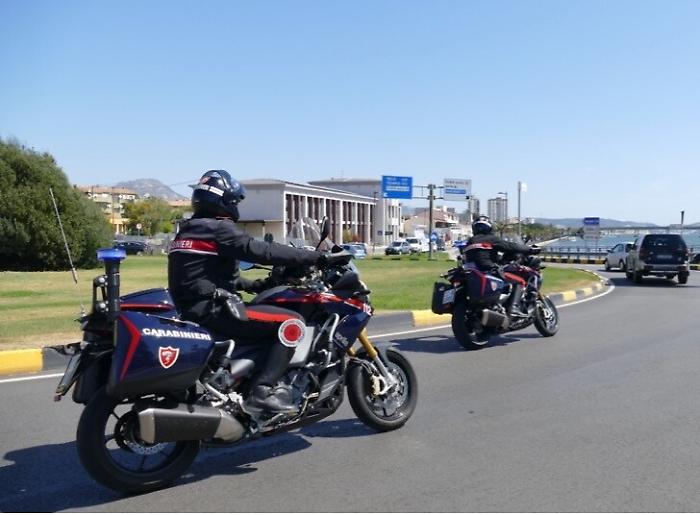 Siracusa, per fuggire ai carabinieri si lancia da un'altezza di dieci metri