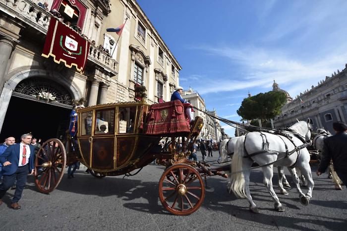 Sant'Agata, a Catania comincia la festa: l'uscita della carrozza del Senato