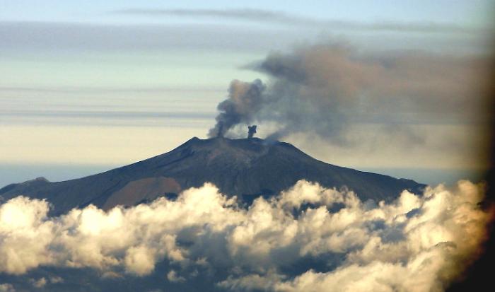 Emissione di cenere dall'Etna, chiuso uno spazio aereo su Catania