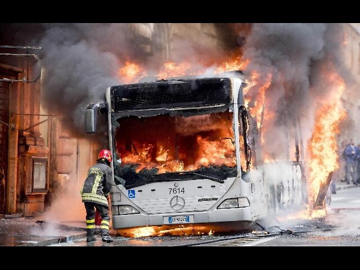 Bus in fiamme (archivio)