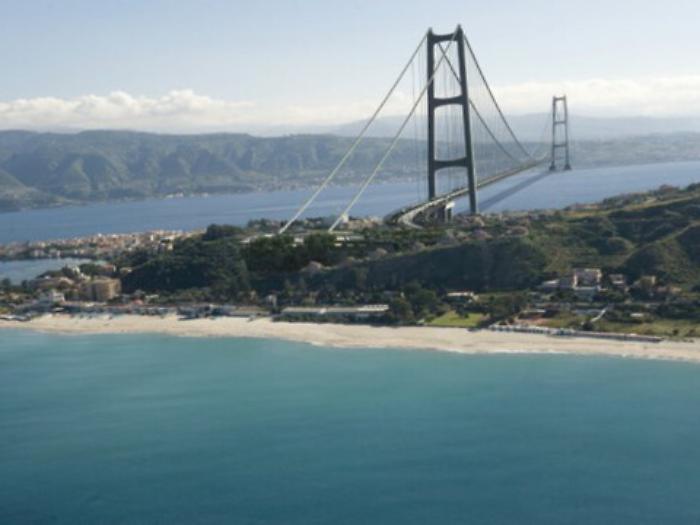 Renzi: &laquo;Pronti a costruire il Ponte sullo Stretto, pu&ograve; creare 100 mila posti di lavoro&raquo;