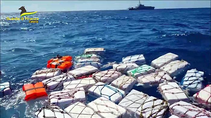 Due tonnellate di cocaina in mare al largo di Catania