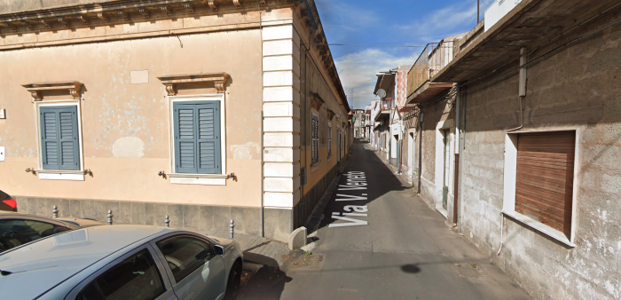 Ubriaca al volante a Santa Maria di Licodia: scontro contro due auto in sosta e denuncia per una 35enne