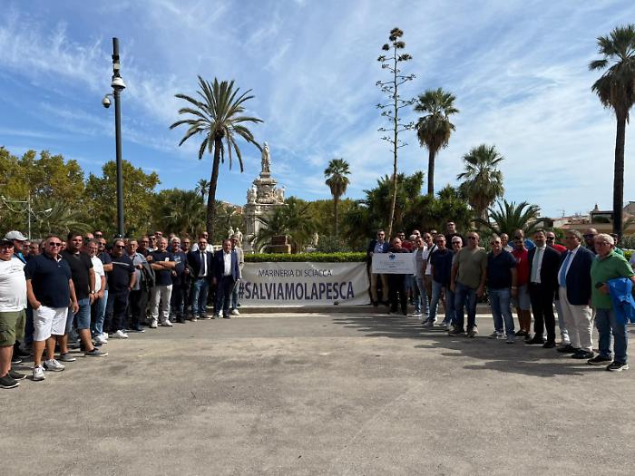 I pescatori di Sciacca in sit-in: settore in ginocchio, chiesto lo stato di calamità per la filiera ittica