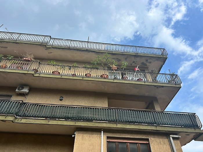 E' morta la donna caduta dal balcone mentre puliva i vetri a Mascali