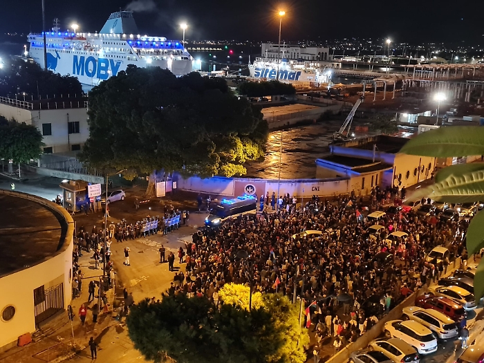 Flotilla, resta alta la tensione al Politeama. Le urla dei manifestanti: «Fuori le armi da Palermo»