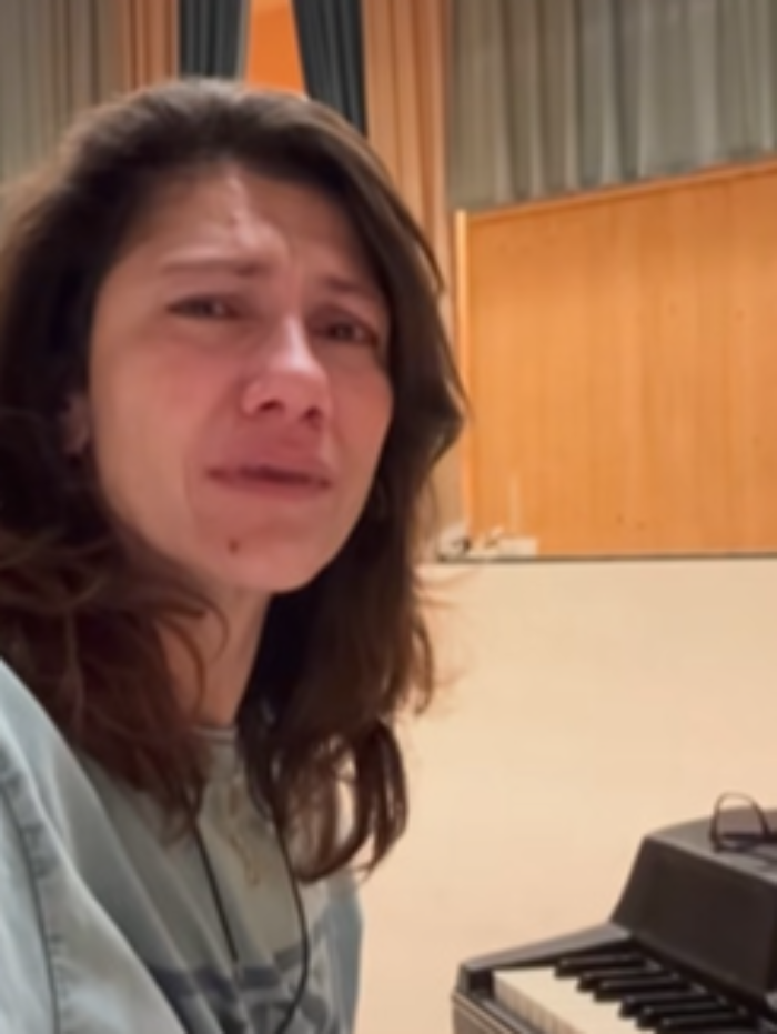 Elisa in lacrime sui social si rivolge alla Meloni: «Portateli voi gli aiuti in poche ore»