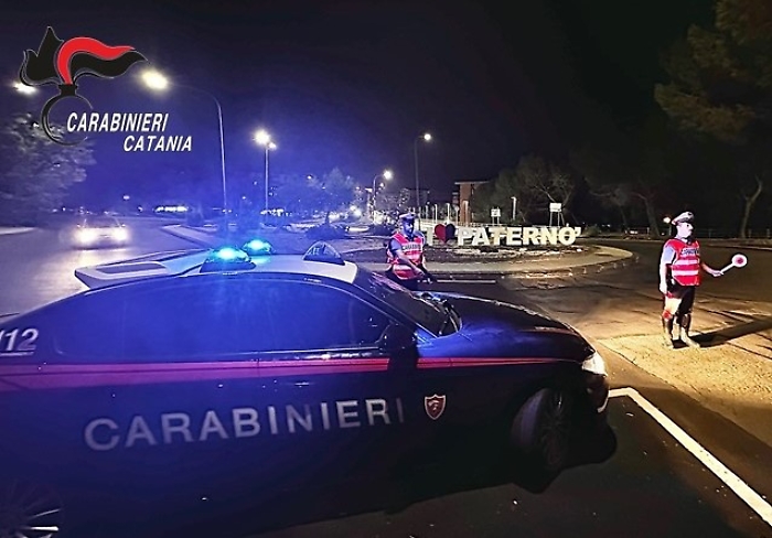 Fuga notturna con targa clonata: 32enne di Paternò denunciato dopo un inseguimento