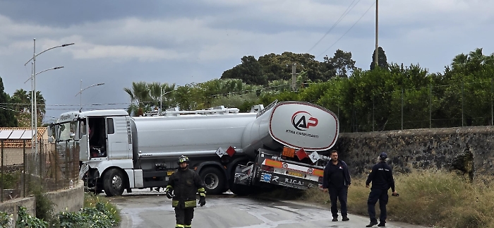 Autista perde il controllo al volante: autocisterna finisce di traverso 