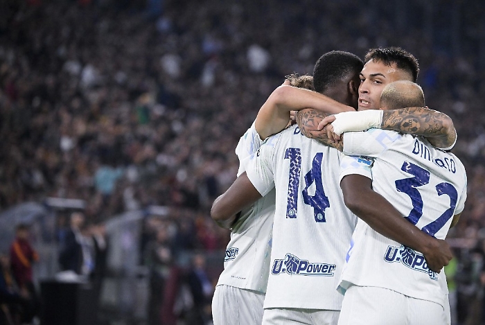 Bonny lancia l'Inter, i nerazzurri trionfano all'Olimpico con la Roma e conquistano la vetta della classifica