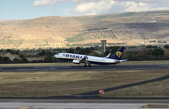 Ryanair cambia le regole: dal 12 novembre multe salate per chi non ha la carta d’imbarco digitale