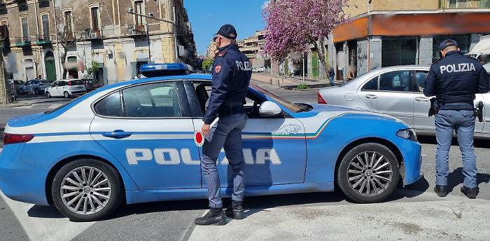 Danneggia sette auto in sosta in via Archimede: denunciato immigrato senza fissa dimora