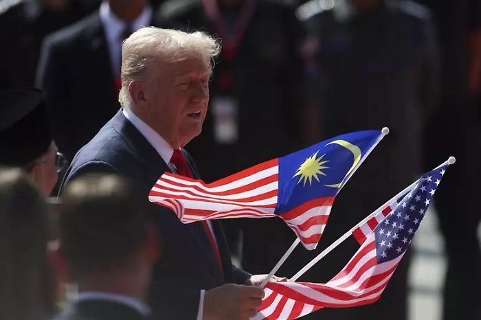 Trump firma la pace tra Thailandia e Cambogia e si prepara all'accordo commerciale con la Cina