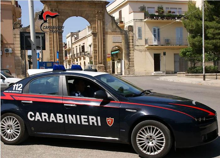Minaccia il benzinaio con il calcio di una pistola e si fa consegnare 100 euro: 43enne denunciato a Castelvetrano per estorsione