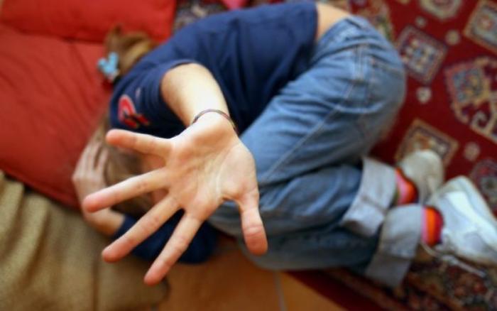 Comiso, madre violenta allontanata dopo la denuncia: insegnante salva la propria alunna