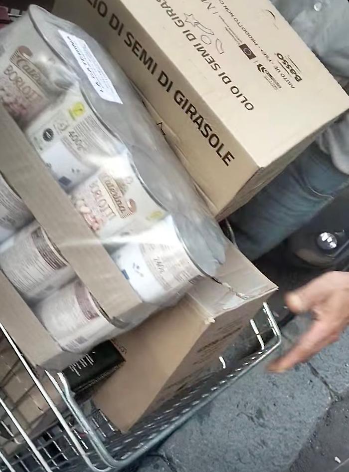 Oda,  i lavoratori senza stipendio da mesi ricevono cibo e beni di prima necessità a. Il video