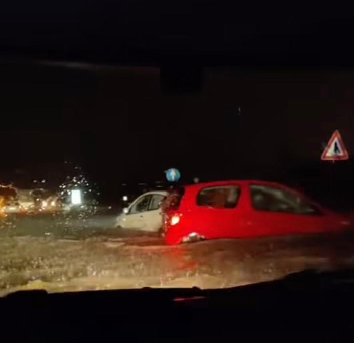 Maltempo in tutta la Sicilia, sull'autostrada Catania-Siracusa camion e auto bloccati 