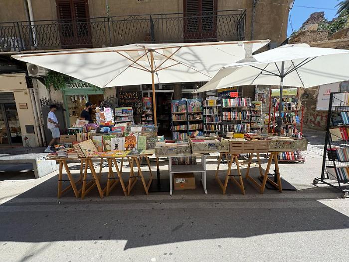 La rivolta dei librai: "Perché non possiamo esporre in centro?"