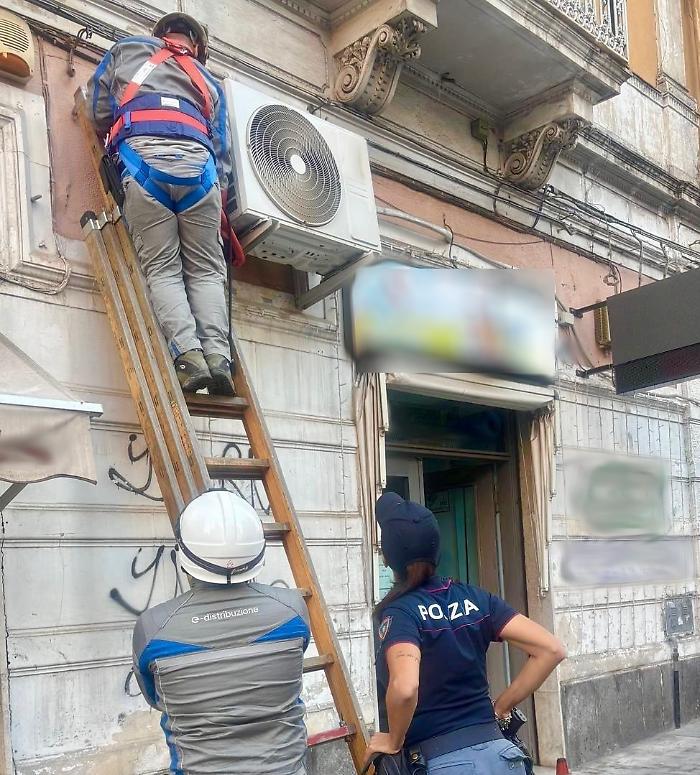Lavanderia a Catania allacciata abusivamente alla rete elettrica: arrestato il titolare