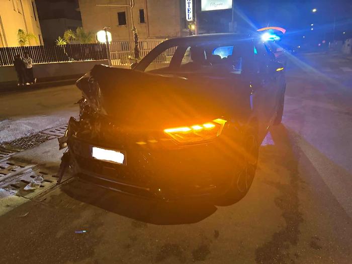 Automobilista fugge a tutto gas dopo aver causato un incidente