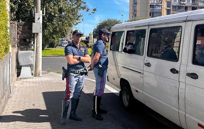 Catania, due furgoni trasformati abusivamente in scuolabus: fermati dalla Polizia Stradale, minori riaffidati alle famiglie