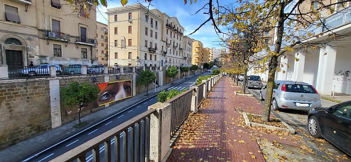 Marmo cadente e corrosione delle inferriate: il cavalcavia "dimenticato" di via Rosso di S. Secondo 