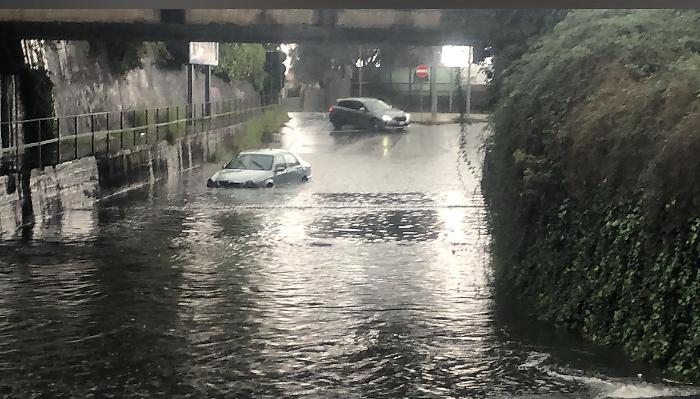 Giarre, mezz'ora di pioggia intensa manda in tilt la viabilità: strade allagate e caos