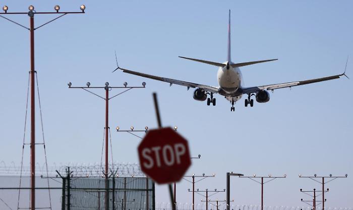 Shutdown, cancellati 1.600 voli: «Il traffico si ridurrà quasi a zero». Ma è vicino un accordo politico per porre fine al blocco