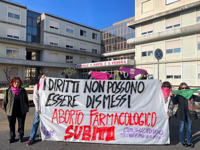 Protesta davanti all'ospedale di Acireale contro la sospensione dell'aborto farmacologico