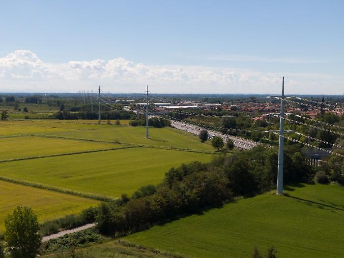 In funzione il collegamento a 380 kV Pantano–Priolo: più sicurezza per la rete in Sicilia orientale e 300 ettari liberati