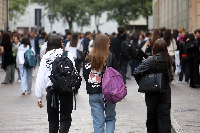 Adolescenti, scuola, zaino