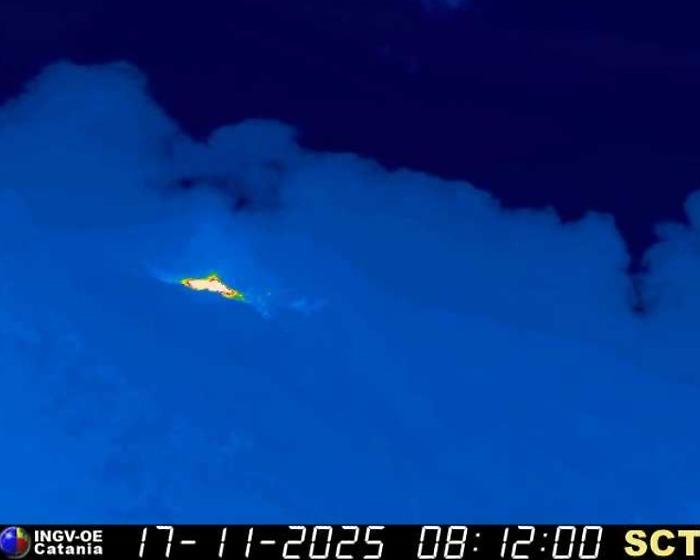 Stromboli, l'eruzione non si ferma: trabocco lavico e flusso di magma sulla Sciara del Fuoco