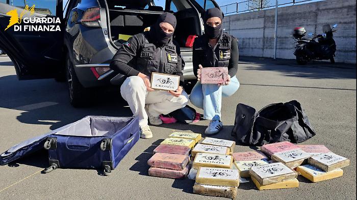 Catania, arrestato un corriere che trasportava 35 kg di cocaina