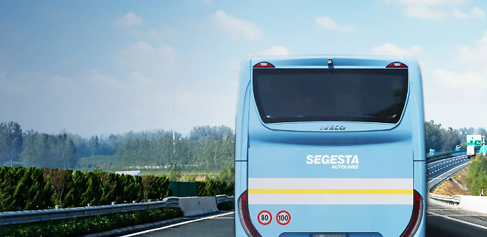 Pullman di linea a zig a zag lungo l'autostrada: così uno dei passeggeri ha convinto l'autista a fermarsi