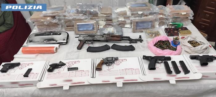 Arsenale in cucina e droga nascosta nei cassonetti delle tapparelle: 48enne arrestato a Catania