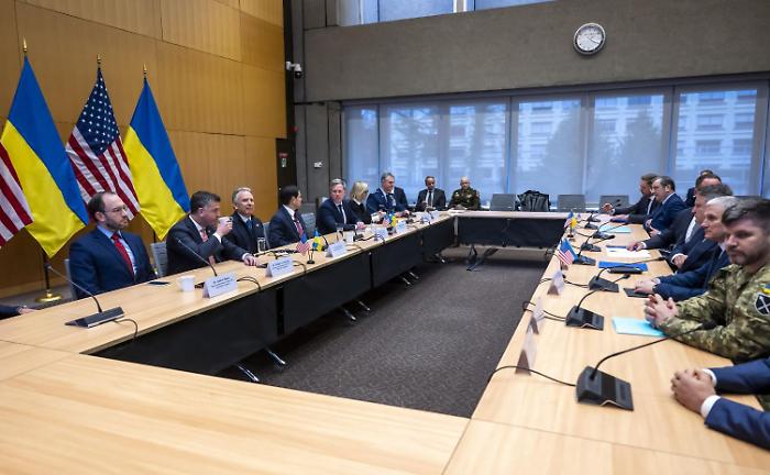 Cauto ottimismo a Ginevra, Usa e Ucraina vicine a un piano di pace  in 24 punti: tutti i dettagli 