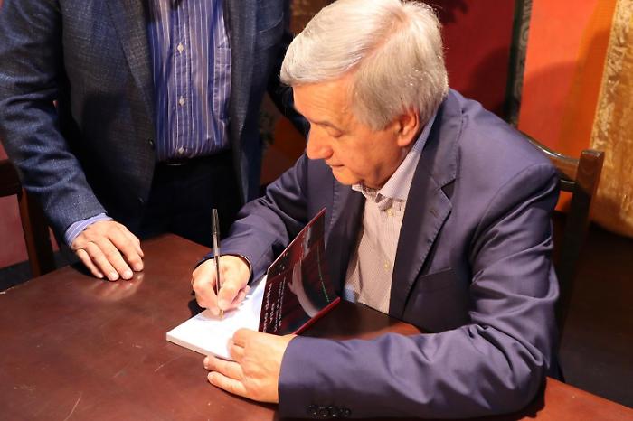 Il regista teatrale catanese Michele Russo celebra 50 anni di carriera con il libro "Il Sipario della Vita" e riceve la Benedizione del Vaticano.