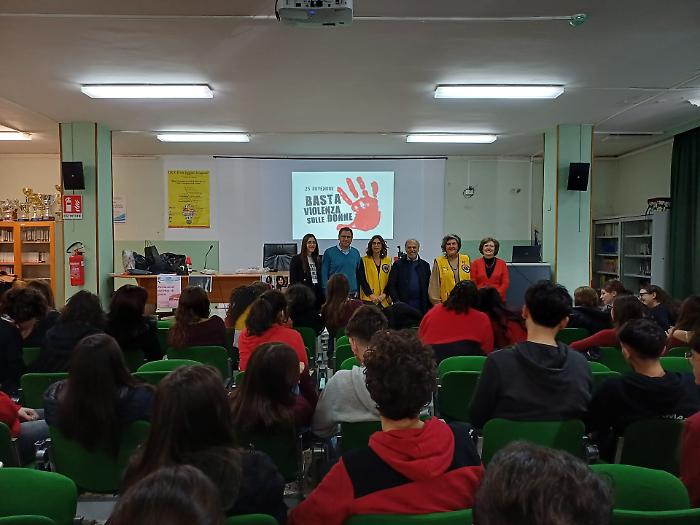Lions club Ragusa host e liceo Vico: uniti per dire no alla violenza di genere