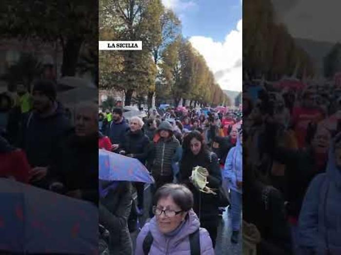 Migliaia a Messina contro il ponte sullo Stretto: protesta, numeri e voci dal corteo