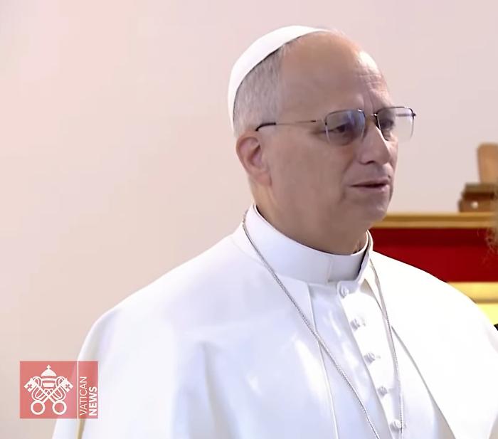 Leone XIV alla Moschea Blu senza scarpe e in silenzio