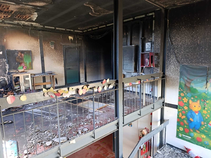 Catania, l'incendio alla scuola Pestalozzi: al via la raccolta fondi per ricostruire la biblioteca 