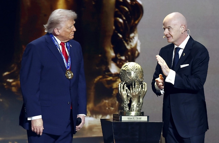 Infantino (e la Fifa) nella bufera dopo il premio a Trump: «Vergogna»