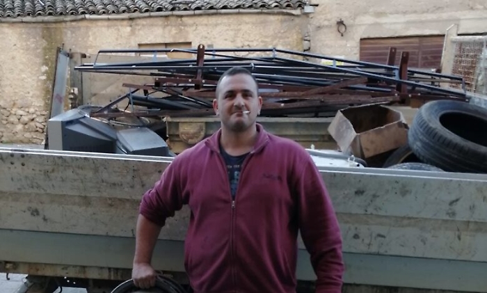 &Egrave; giallo nell'Agrigentino, trovato morto fra due camion: chi era Calogero Scaglione 